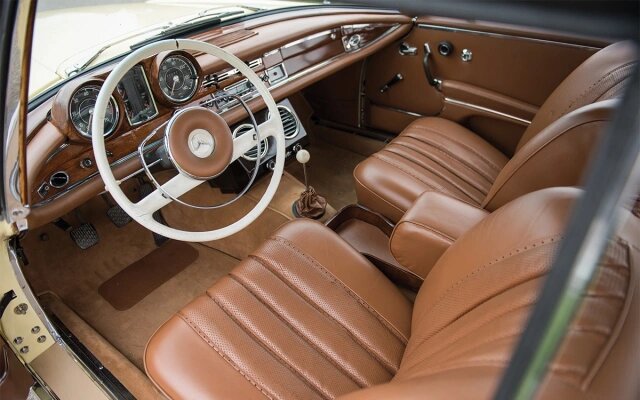 Интерьер Mercedes-Benz 220 SE Coupe (W111), 1961–1965 годы (Фото: RM Sotheby's)