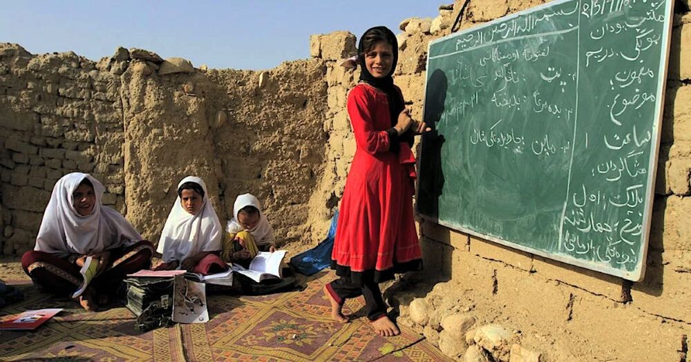 Школы для девочек запретили