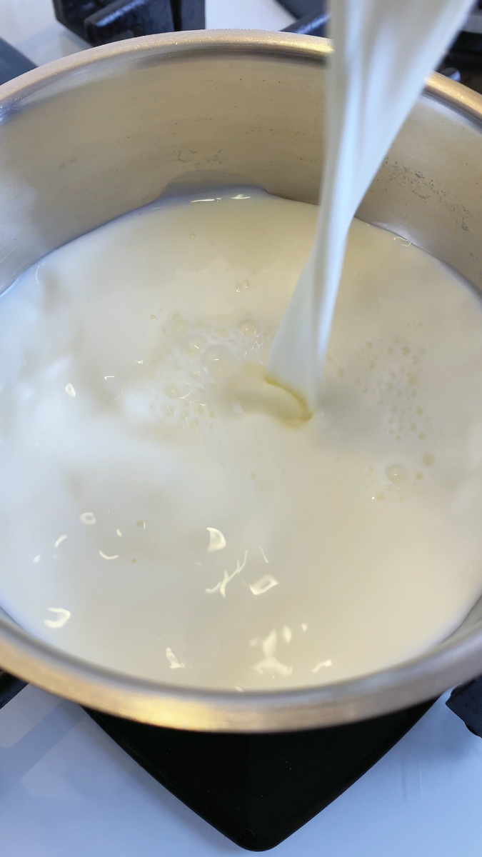 Приготовление какао: влейте все ингредиенты в сотейник...