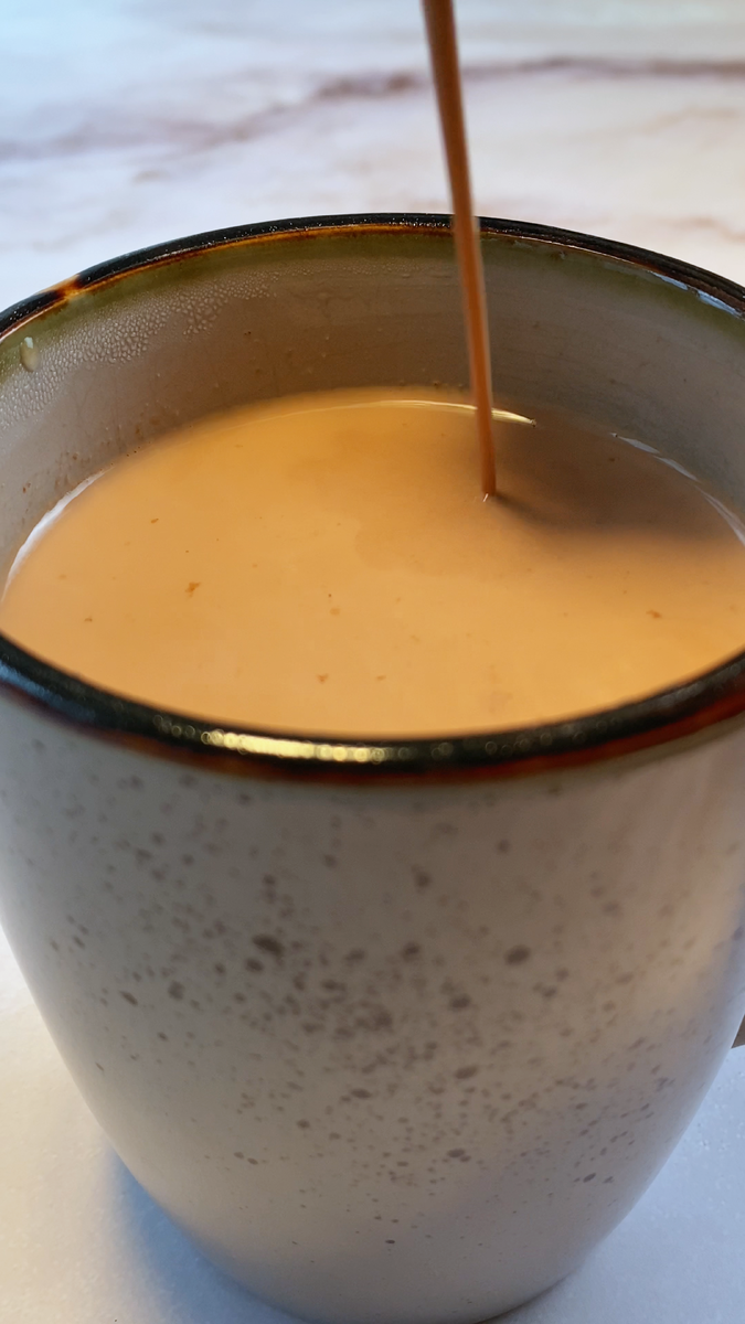 Перелейте в чашку и добавьте маршмеллоу.