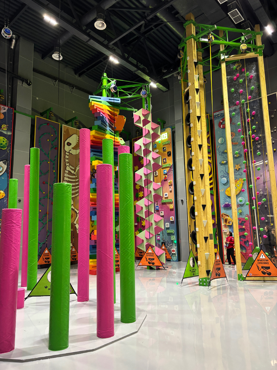 Фото автора. Зал для того, чтобы попробовать себя в скалолазании 