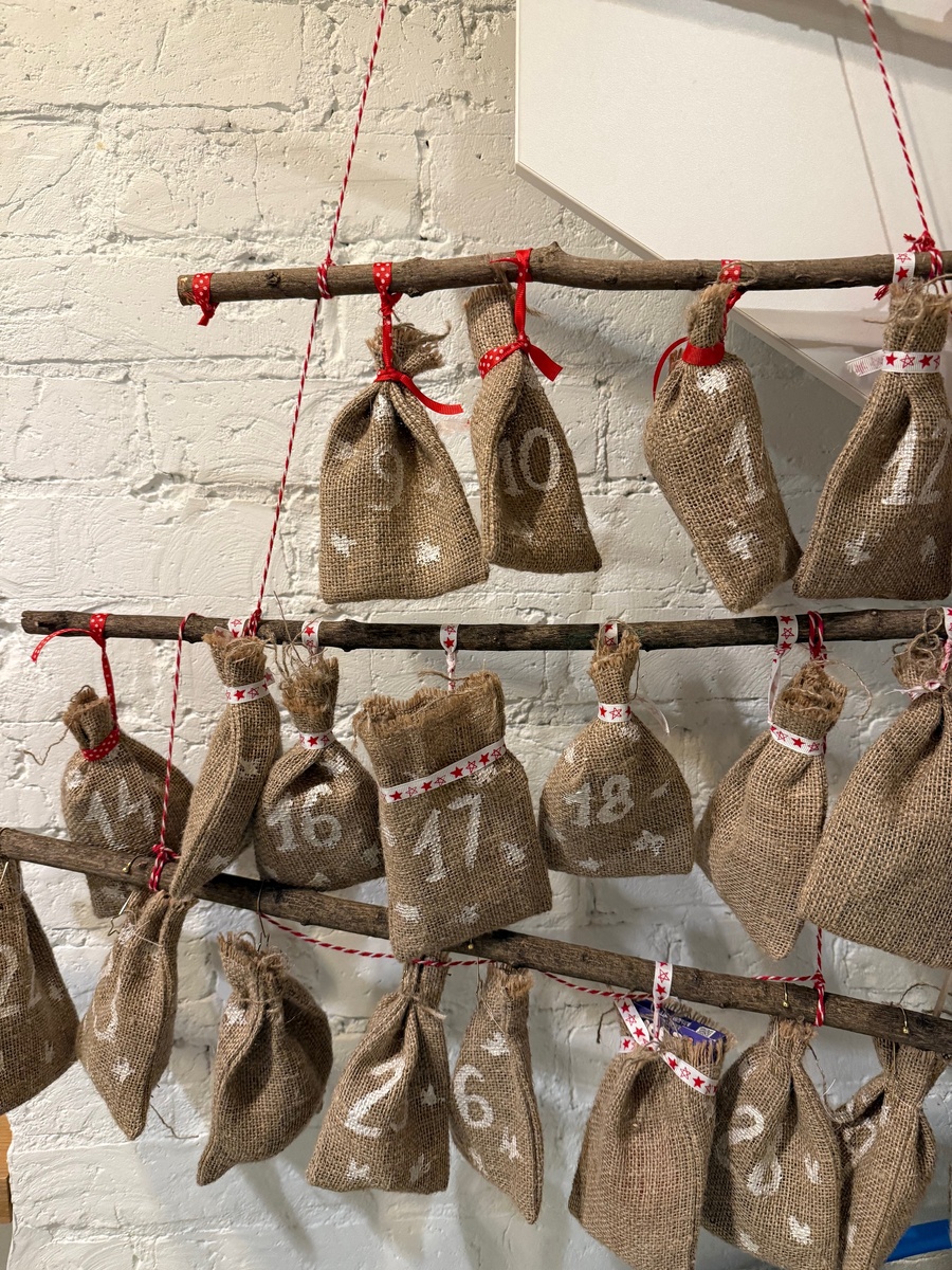 Так выглядит оставшаяся часть адвент-календаря. часть мешочков уже сняты)))