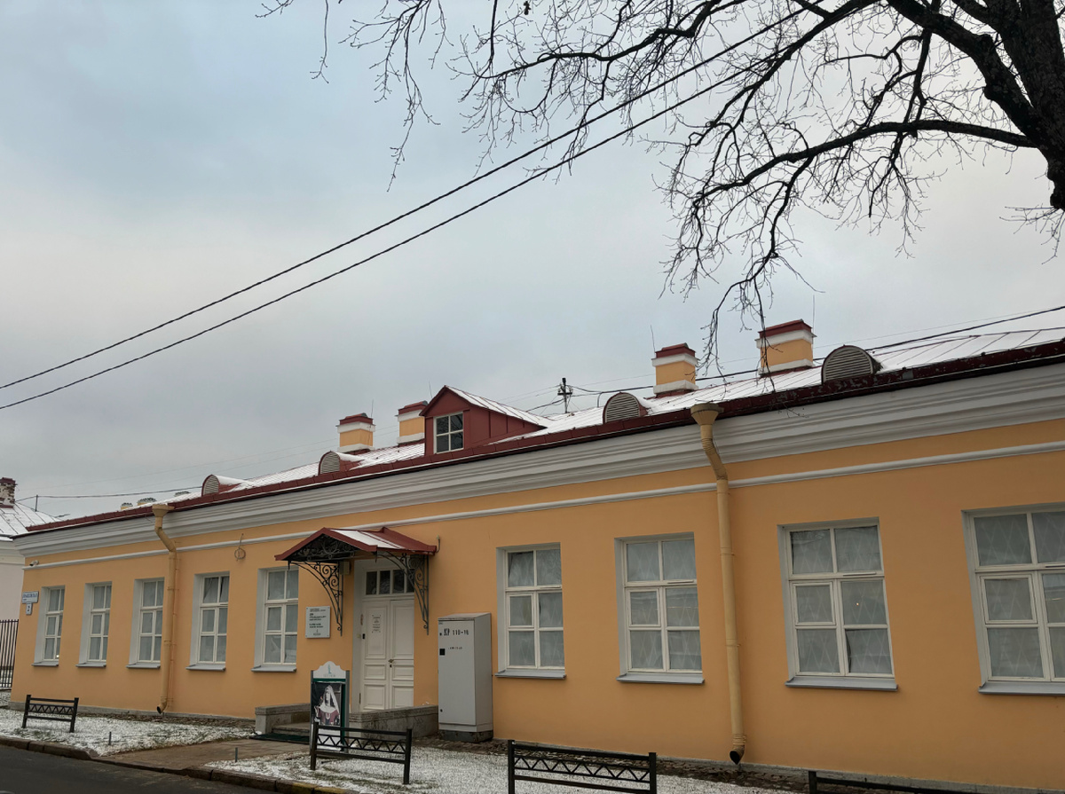 Экспозиция расположена в Петергофе в одном из Кавалерских домов, построенных в конце XVIII века. 