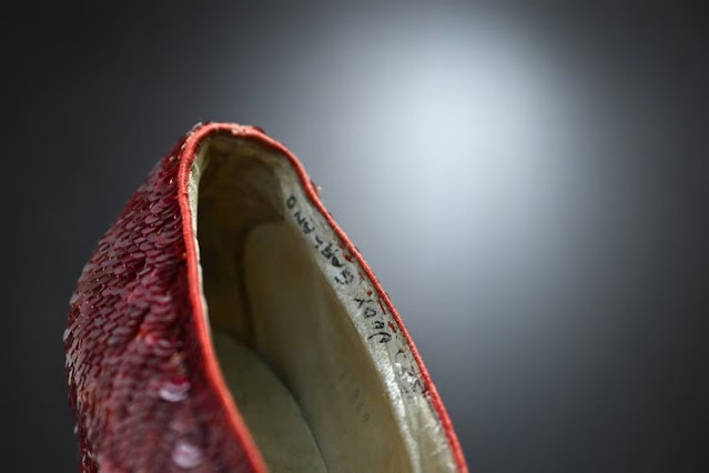 Имя Гарленда написано на внутренней стороне одной из туфель, выставленных в Лондоне 27 ноября.