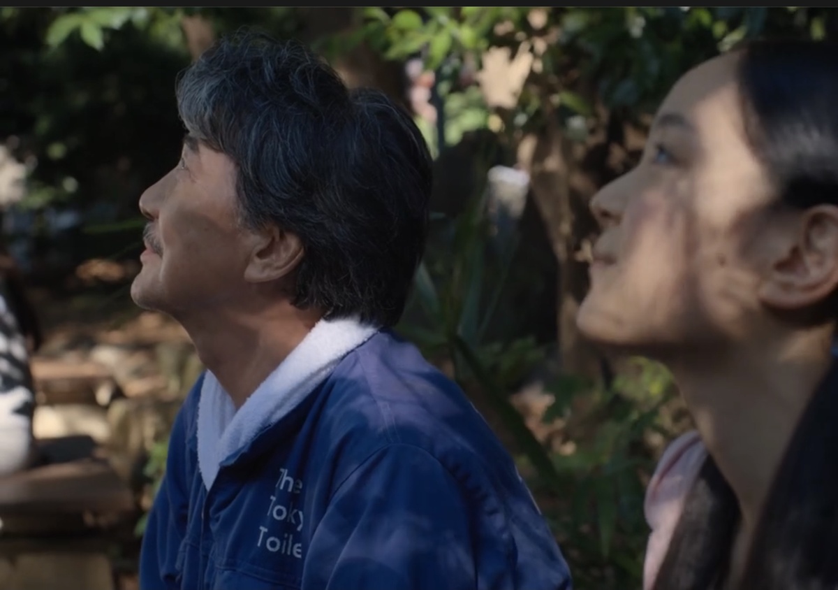 Как поддержать человека в трудную минуту. Кадр из фильма "Идеальные дни" (2023). В кадре Кодзи Якусо и Ариса Накано.