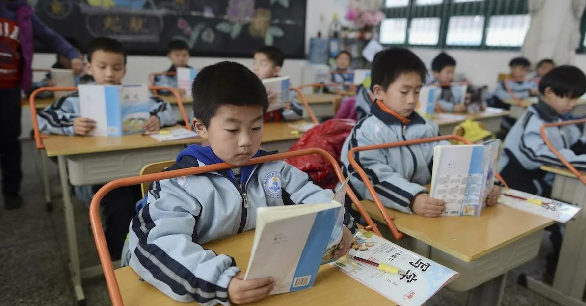 У младшеклассников в обеденный час есть обязательный сон - прямо на парте