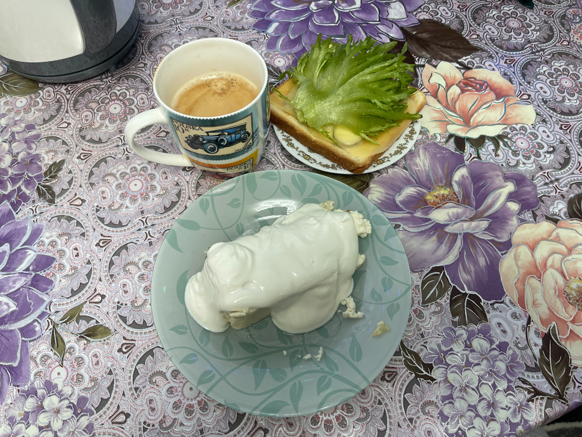 Завтрак. Запеканка, сметана, бутерброд с маринованным огурцом, сыром, салатом листовым, кофе