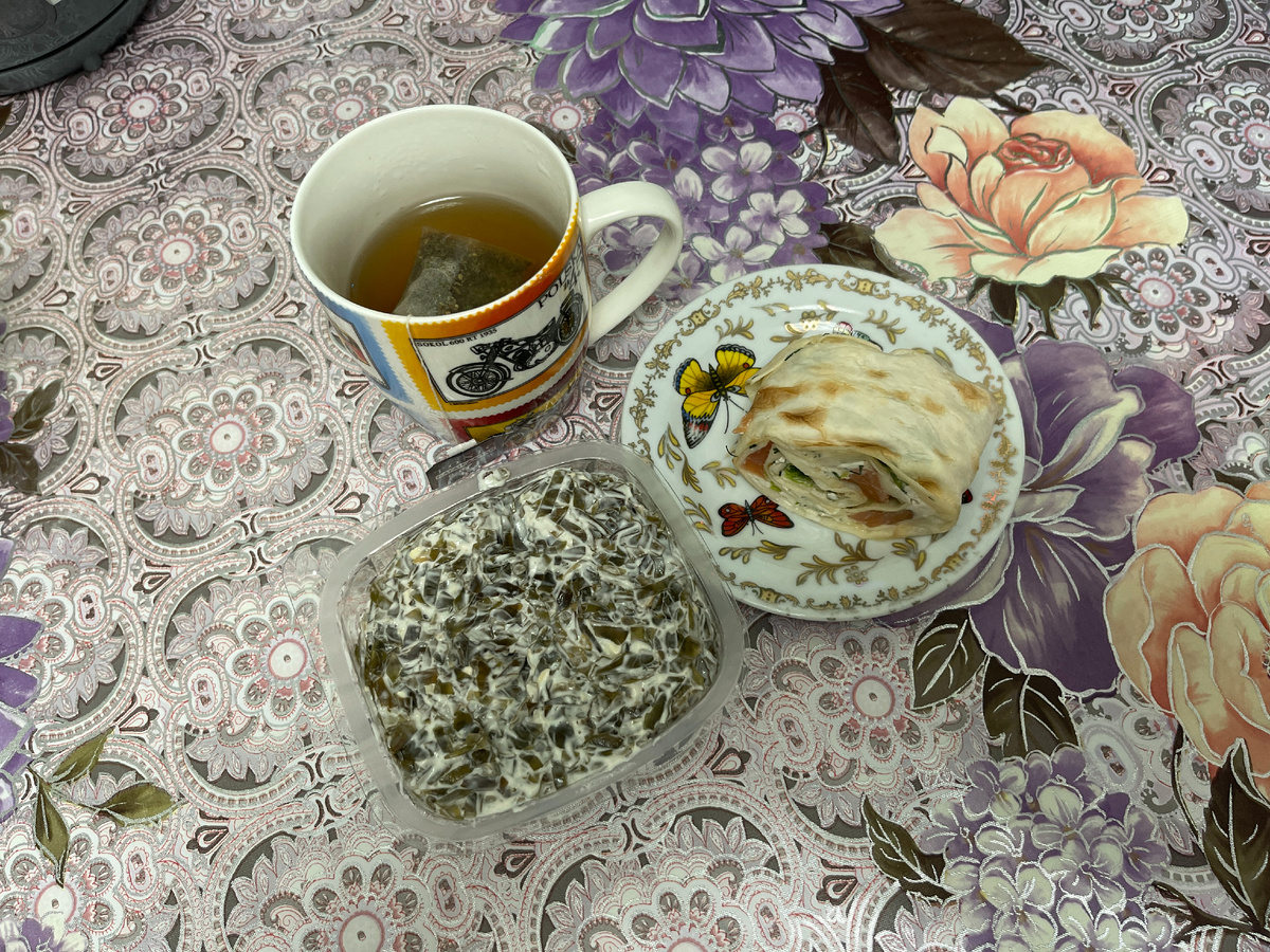 Ужин. Морская капуста в сырном соусе, ролл с семгой, чай