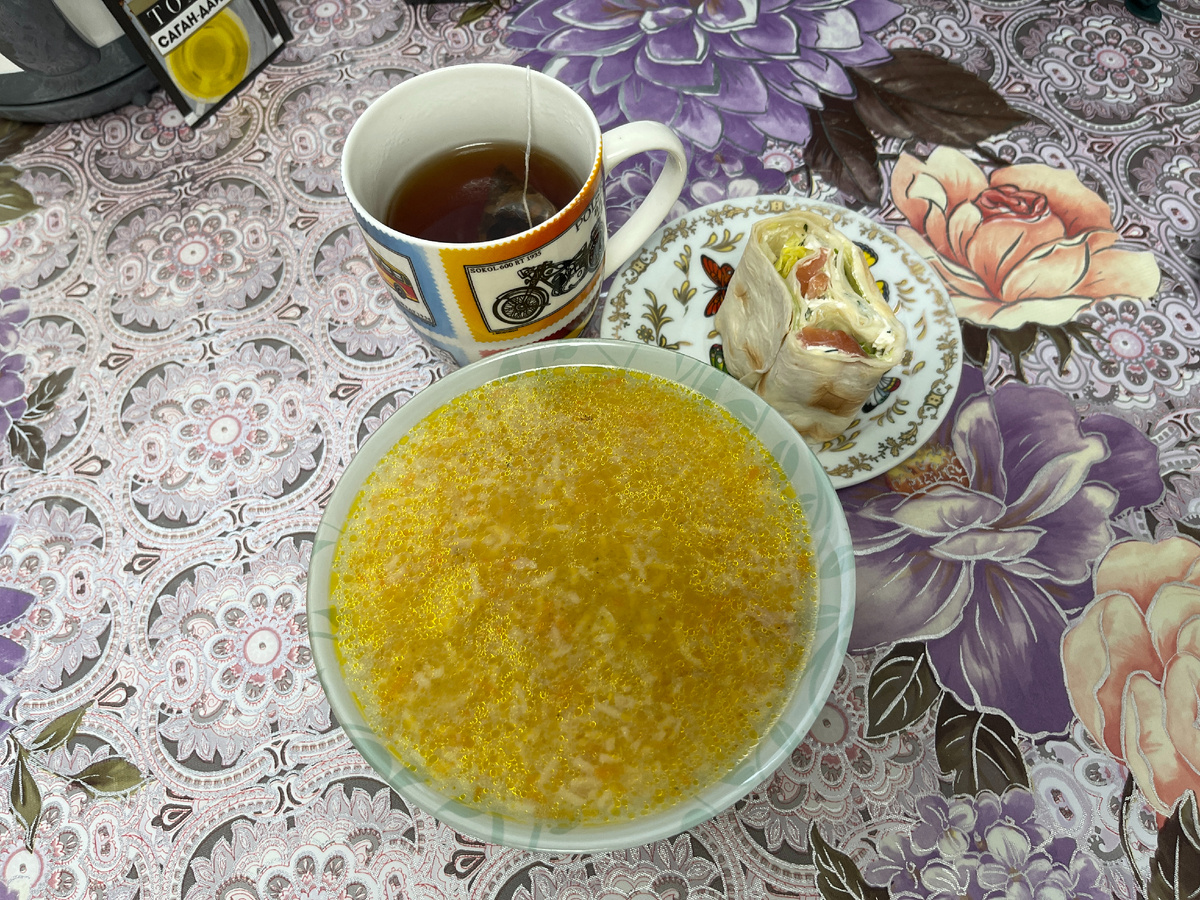 Обед. Куриный суп, ролл с семгой, чай