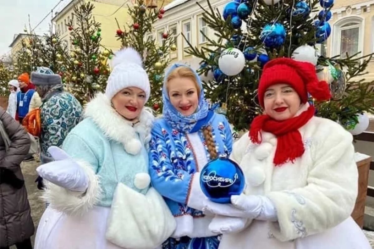    Новосибирцы украсили фанерными шарами елку в Новогодней столице РФ