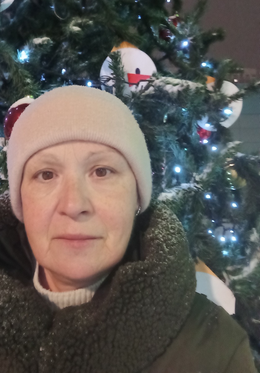 И вот стою я перед вами под ёлочкой, простая русская баба, и хочу вам сказать ... Да ничего я не хочу вам сказать. Нет пророка в своём отечестве))) Я тут просто так стою, подругу встречаю. Фото из личного архива автора.