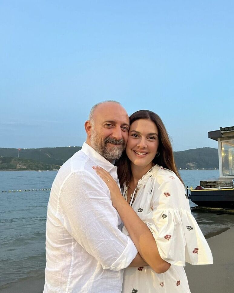 Халит Эргенч и Бергюзар Корель 