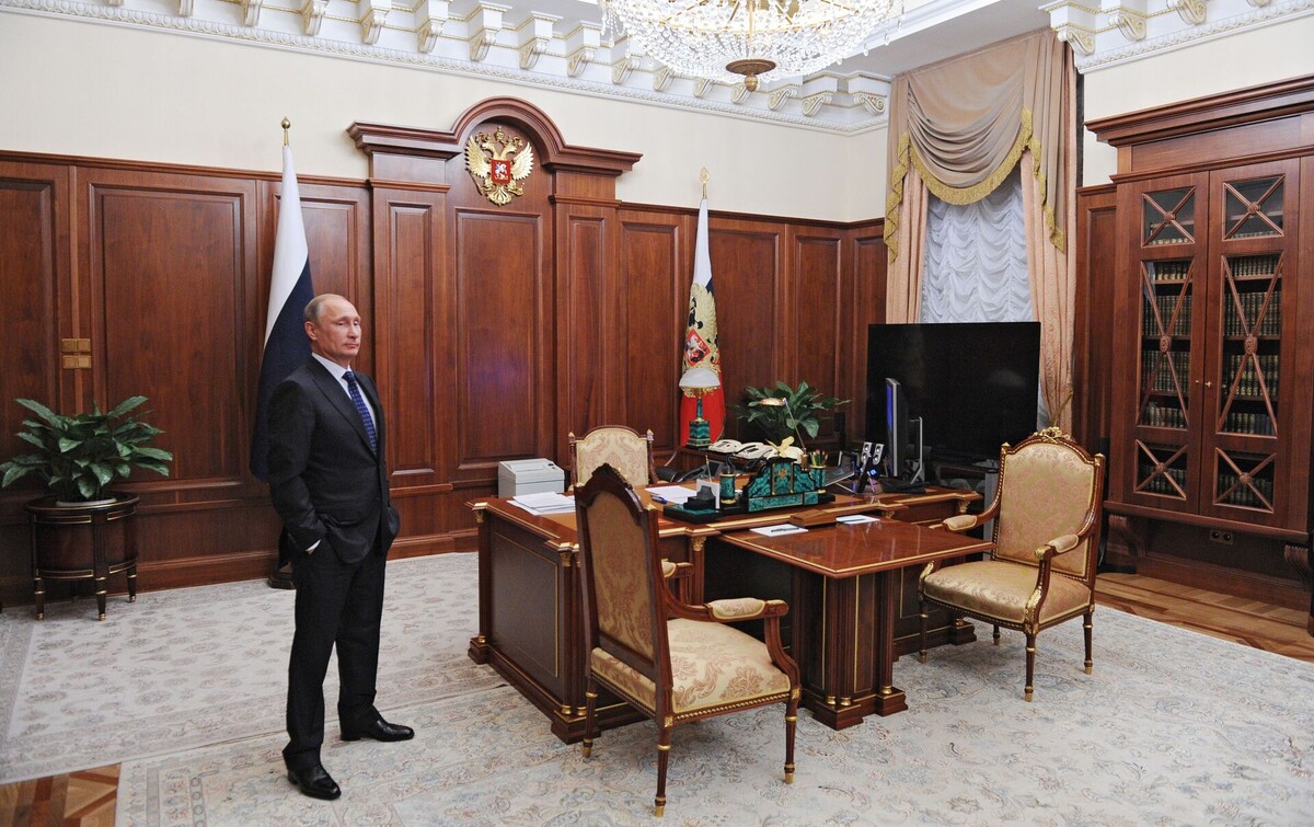 Везде и всюду в чиновничьих кабинетах Путина портреты. И только в кабинете самого Путина этот портрет отыщется навряд ли, а?