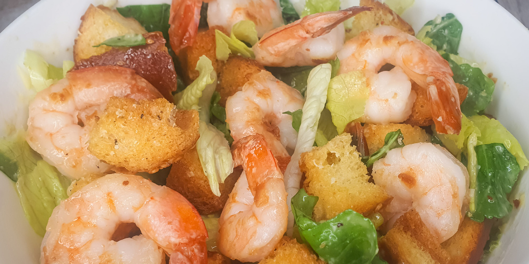 Цезарь с креветками и классической заправкой