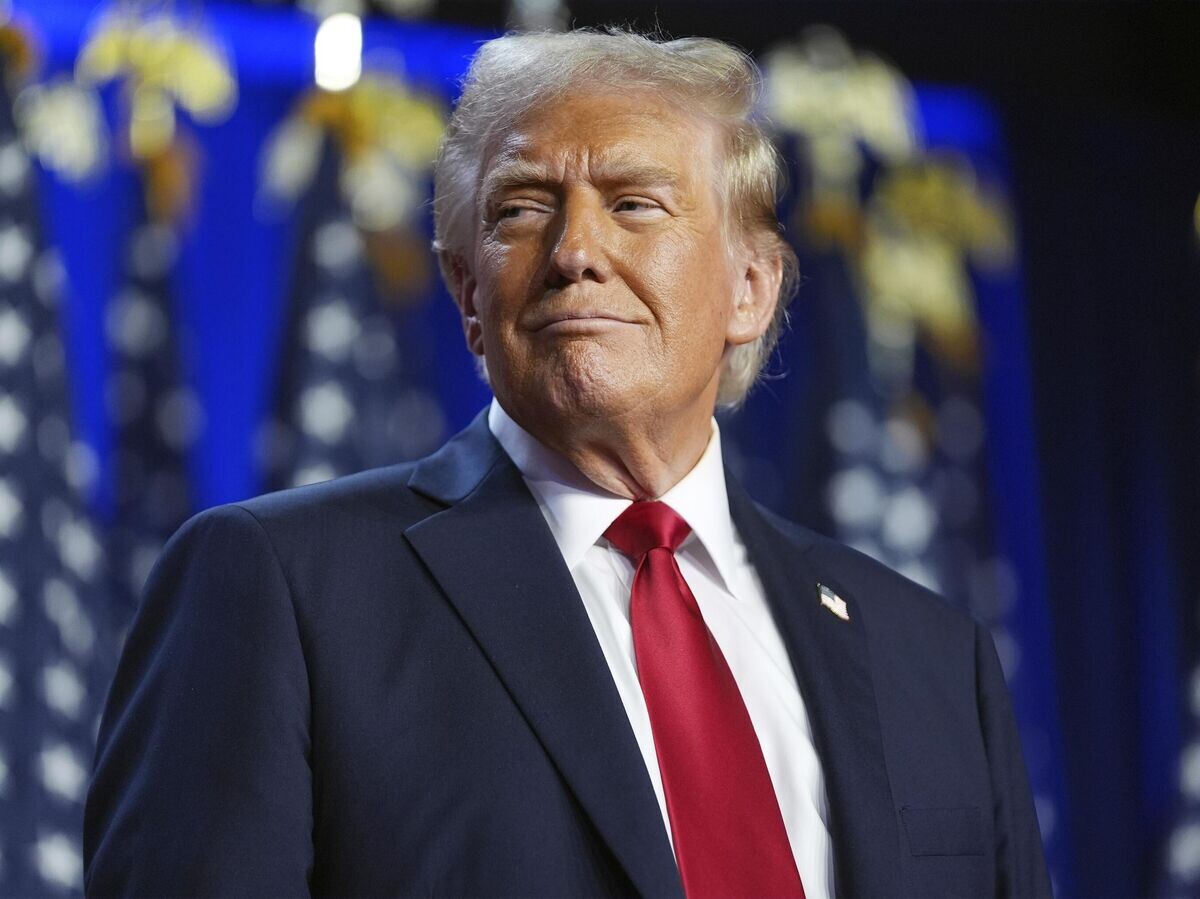    Дональд Трамп во время выступления перед своими сторонниками в Уэст-Палм-Бич, штат Флорида© AP Photo / Evan Vucci