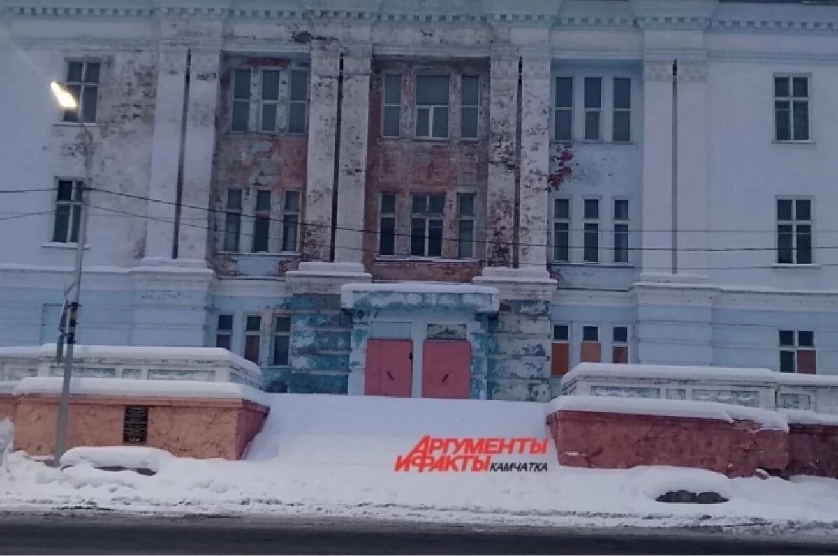    На Камчатке аварийный Дом офицеров флота превращается в руины