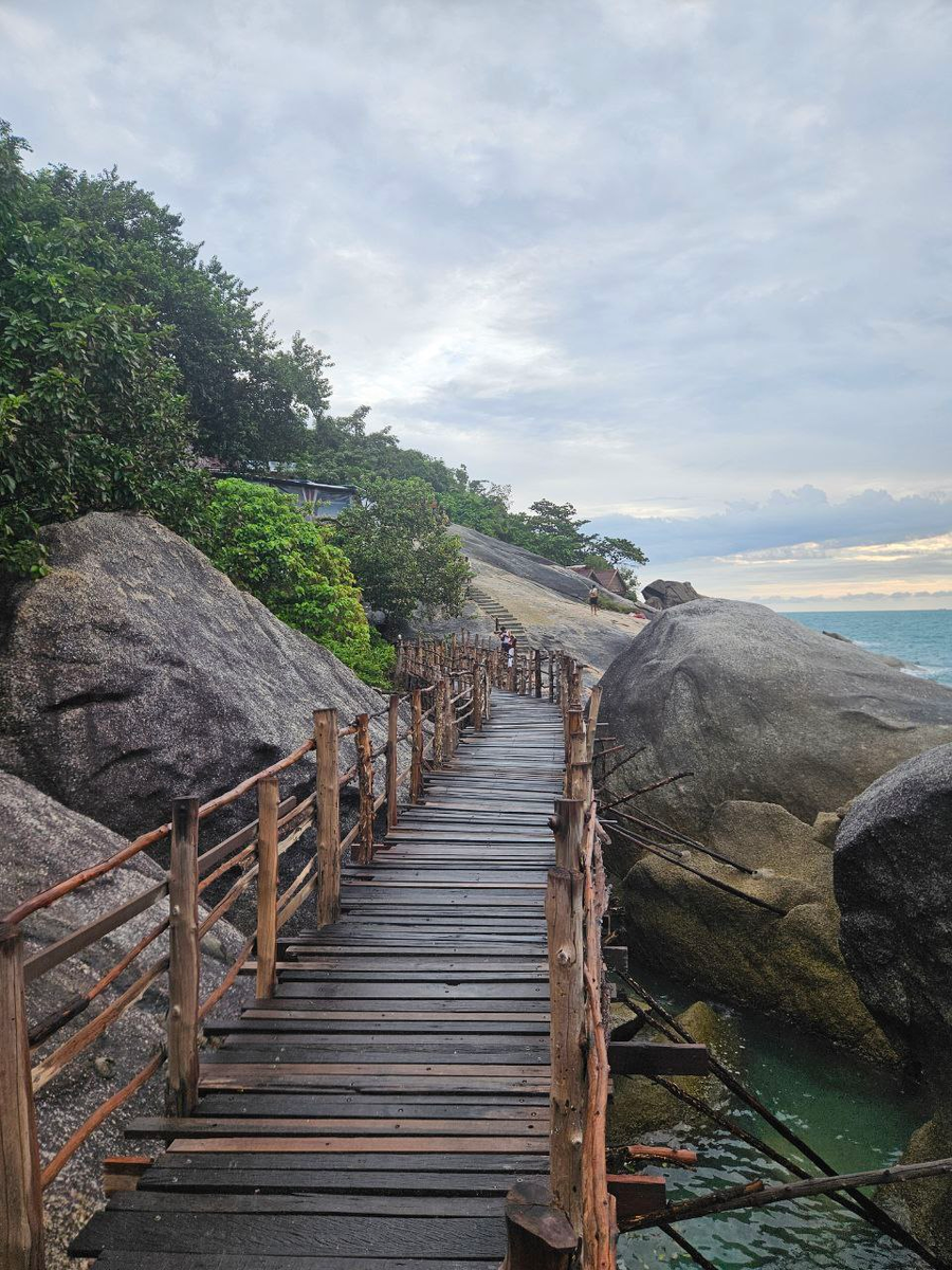 Вот такой мостик. Сырой, потому что прошел дождь