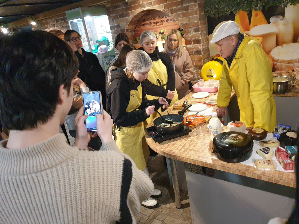 Изготовление рикотты в музее сыра.