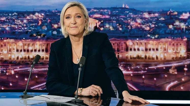    EPA/STEPHANE DE SAKUTIN/POOL Вотум недоверия правительству — успех Ле Пен