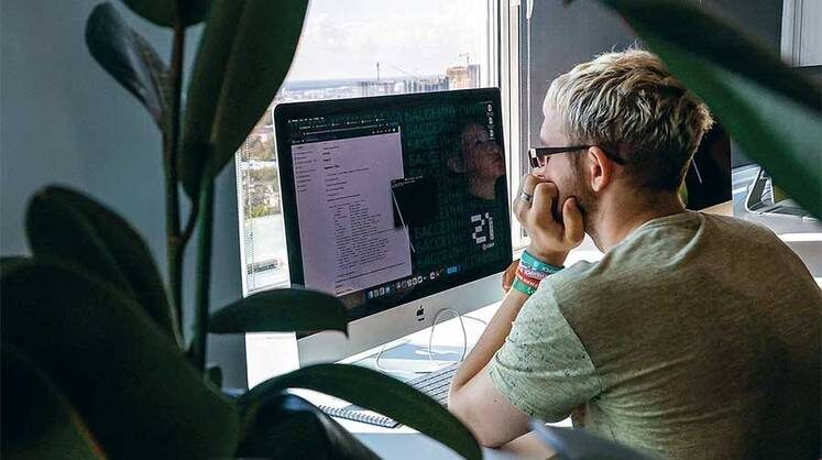    КИРИЛЛ КУХМАРЬ/ТАСС В этом году из компаний всего мира будет уволено около трети миллиона программистов