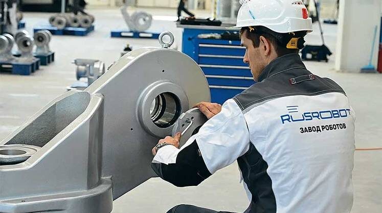     Для изготовления одного робота RusRobot RR требуется 16 922 минуты, или 282 часа. Если бы его делал один человек, то при восьмичасовой смене ему бы понадобилось полтора месяца и владение восьмью профессиями