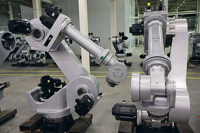    : Флагманский робот-манипулятор Завода роботов RusRobot RR-120-2900 может перемещать тяжелые и опасные грузы, к примеру обслуживать листогибочный пресс и автоматизировать процесс укладки листового металла весом более 50 кг