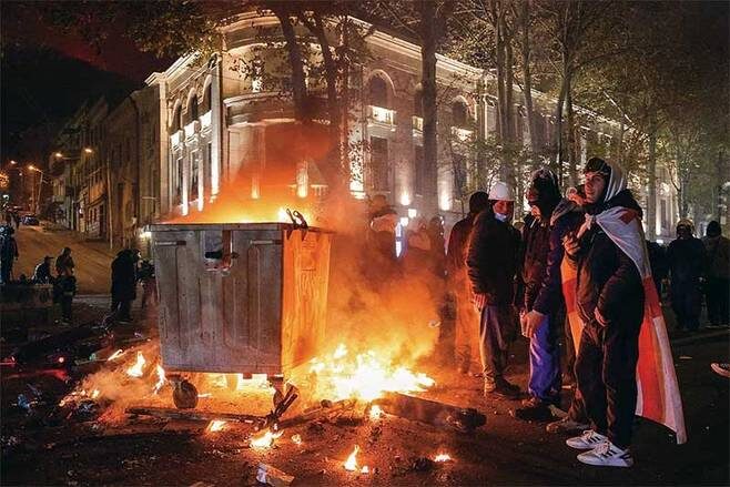    АЛЕКСАНДР ПАТРИН/ТАСС: На улицы Тбилиси последние несколько дней выходит до нескольких тысяч человек