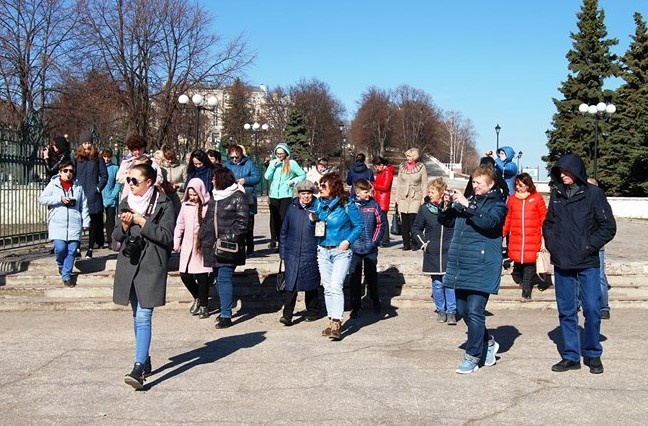 Группа на экскурсии в Чебоксарах