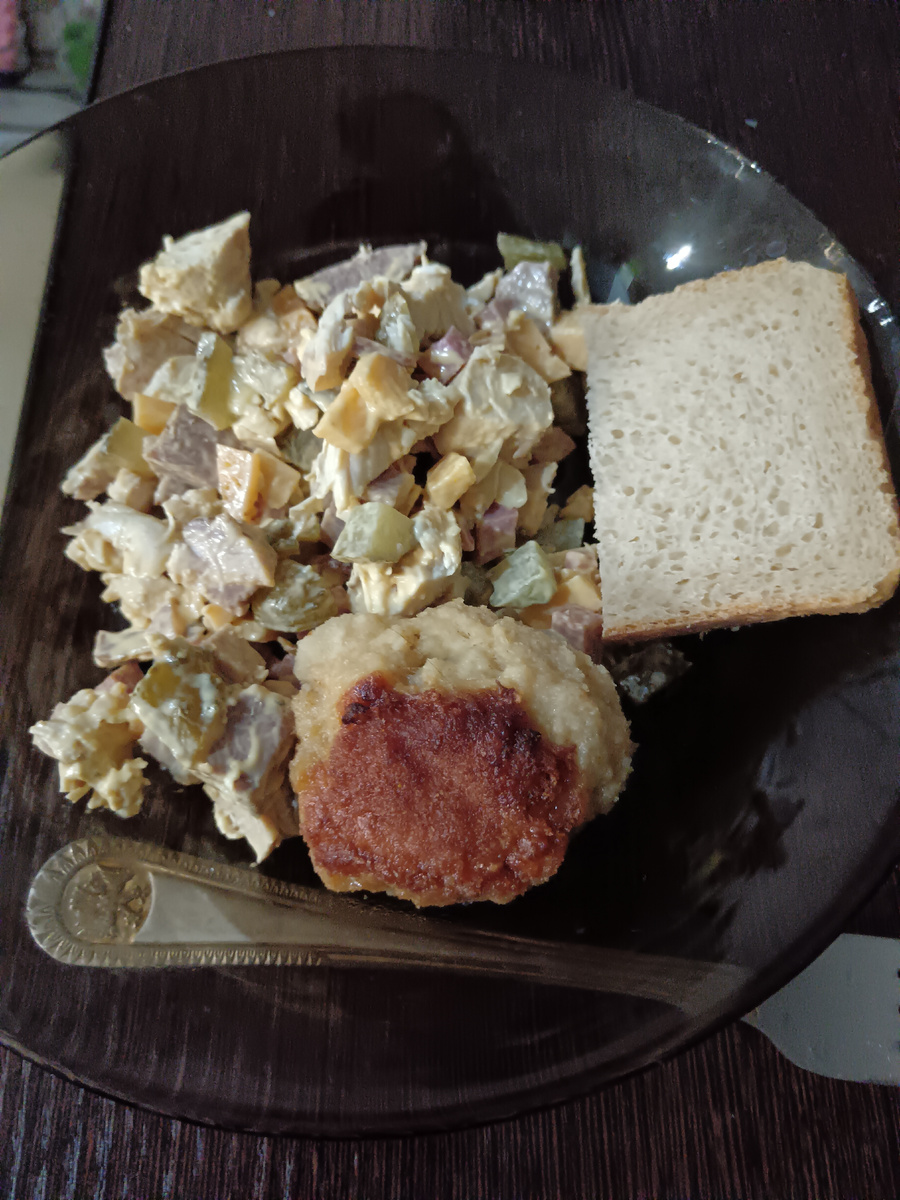 Сегодня у нас был салат "обжорка". В советское время он был очень популярен. С курицей. Единственное, я не добавляла яблоко. Мы такие сочетания не очень любим. Рецепт: отварная курица, свежая марковь, солёный огурец, ещё варёная колбаса или карбонат, что у нас есть, сыр, майонез. Нарезать, смешать и готово 👍