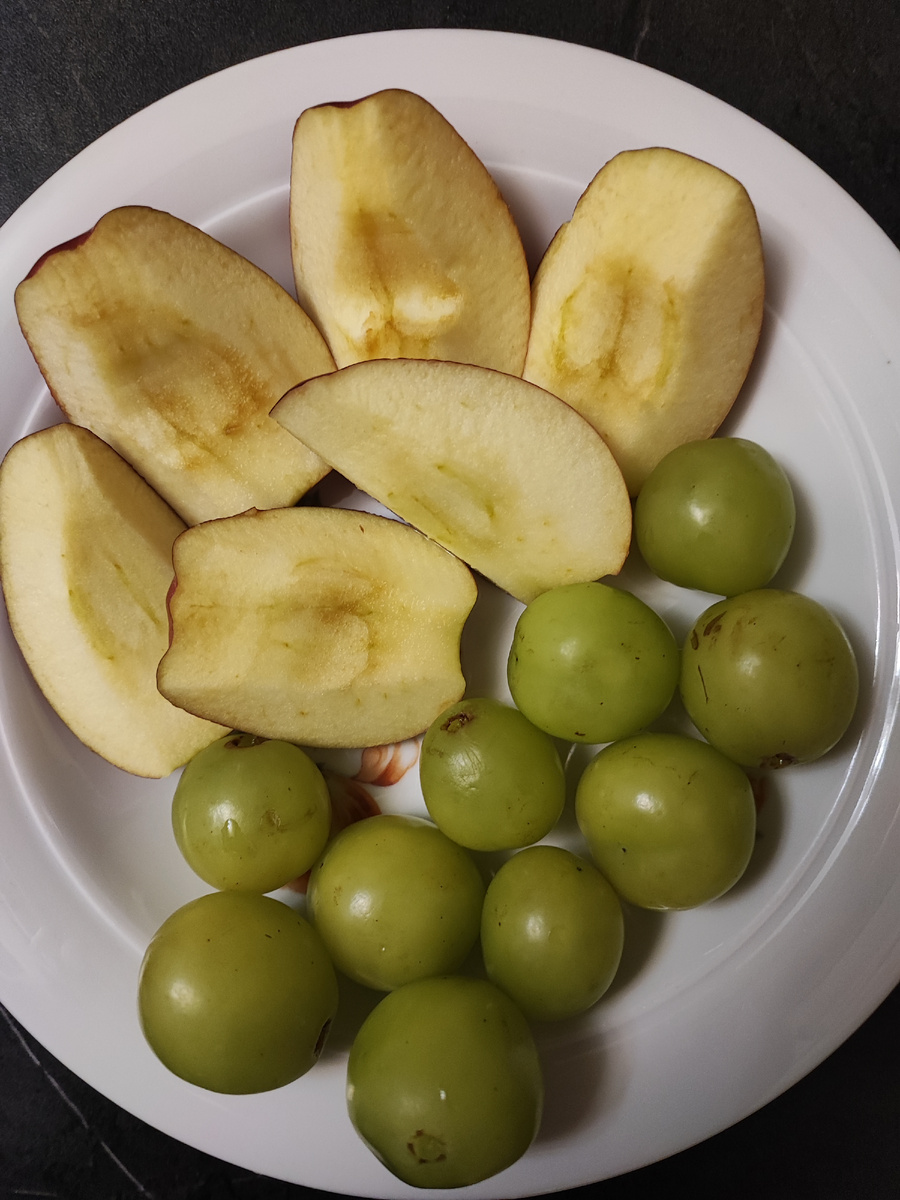 Яблоки 170гр, виноград 179гр. Итого: 181.93кК.