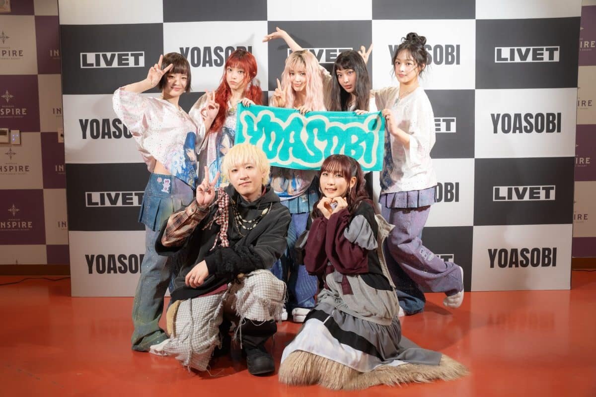    Группа NewJeans, выступившая гостями на концерте YOASOBI, удивила фанатов, не упомянув название своей группы со сцены.