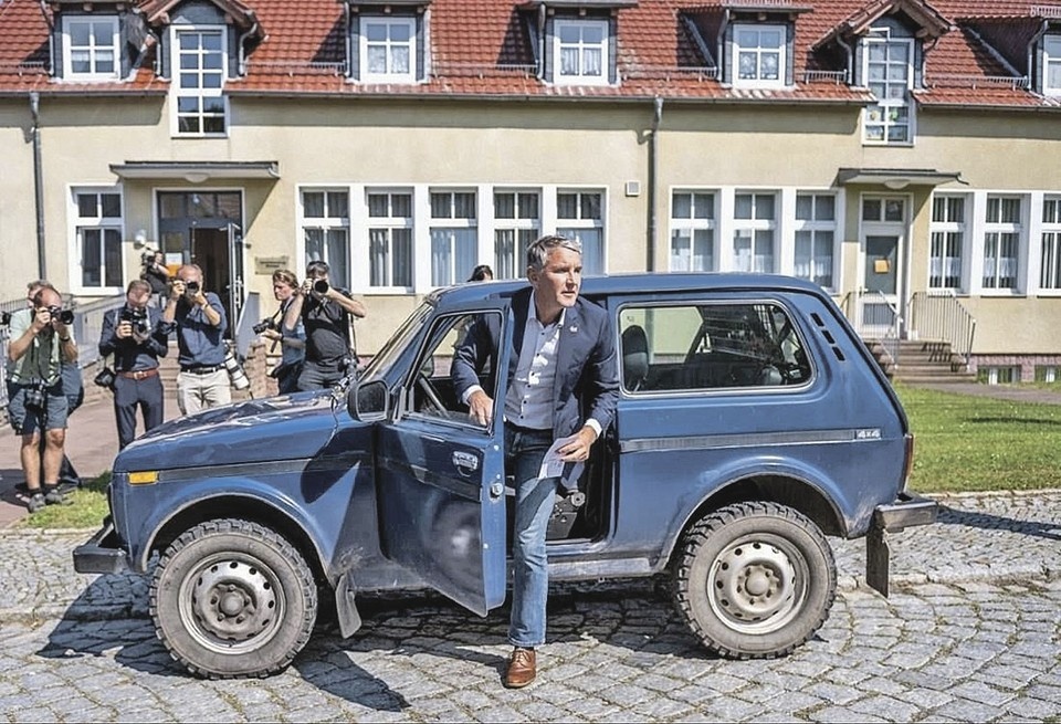    Минувшей осенью на «Ниве» засветился глава регионального отделения немецкой партии «Альтернатива для Германии». За рулем российского авто он приехал на выборы в Тюрингии. Фото: t.me/kanzlerdaddy