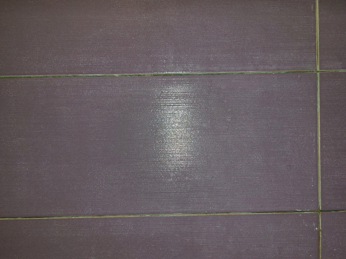 Въевшаяся в фактурную поверхость плитки цементная пыль