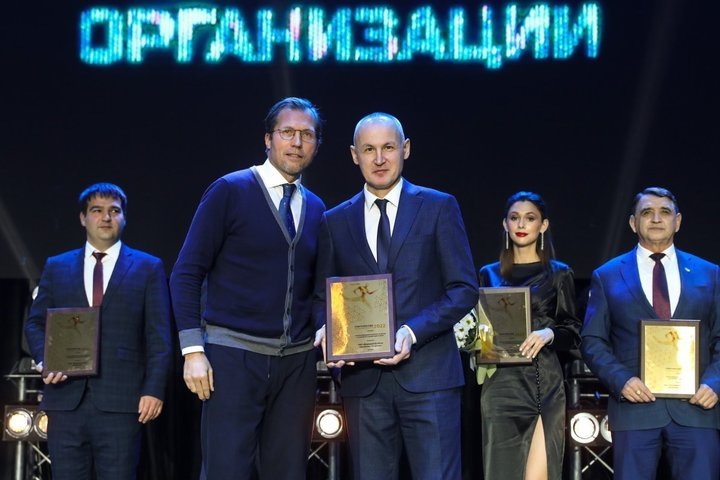 Радик Ахмадуллин (справа) на награждении. Фото: предоставлено федерацией футбола Татарстана