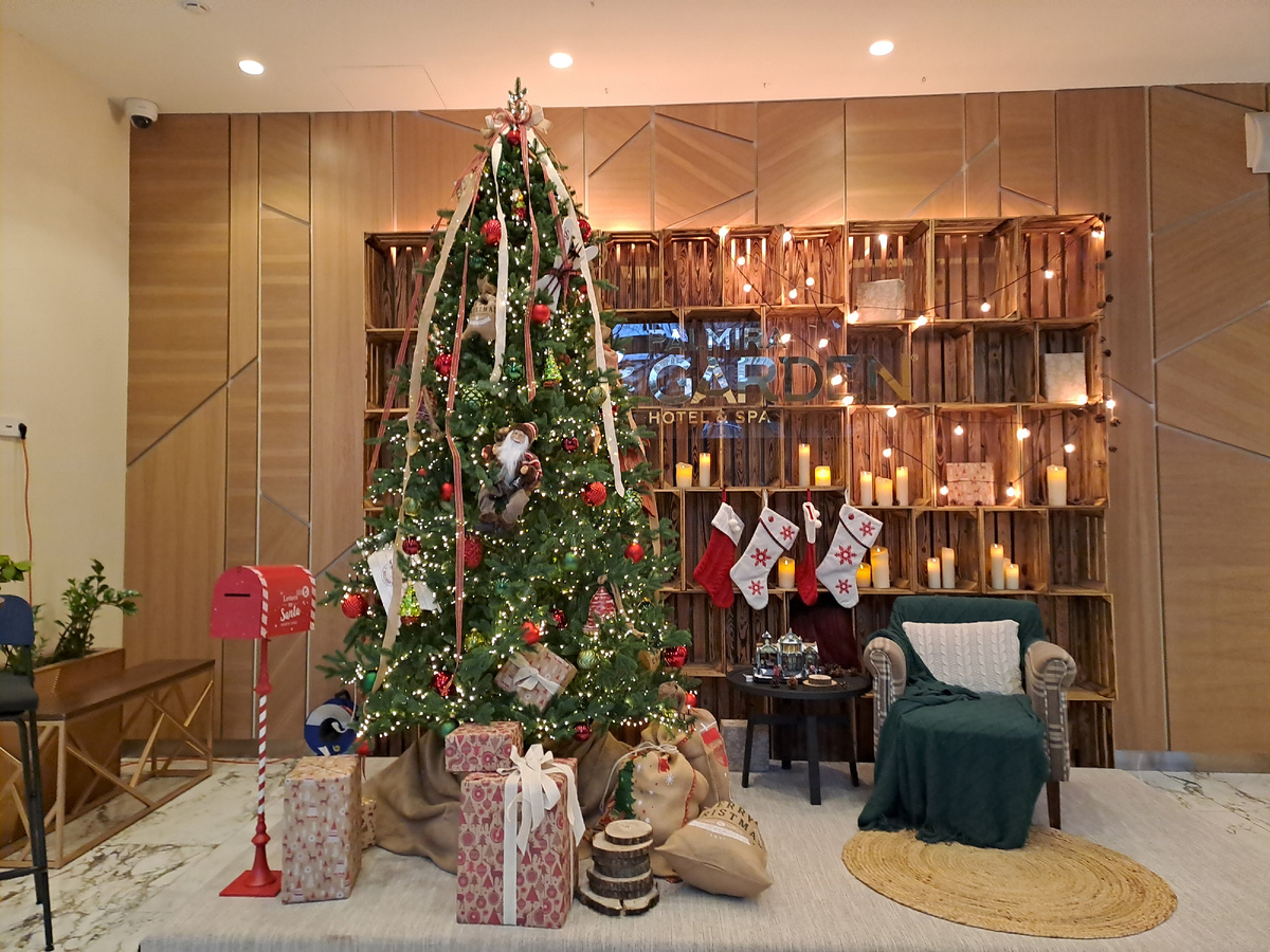 Везде уже праздничная атмосфера глаза мозолит.