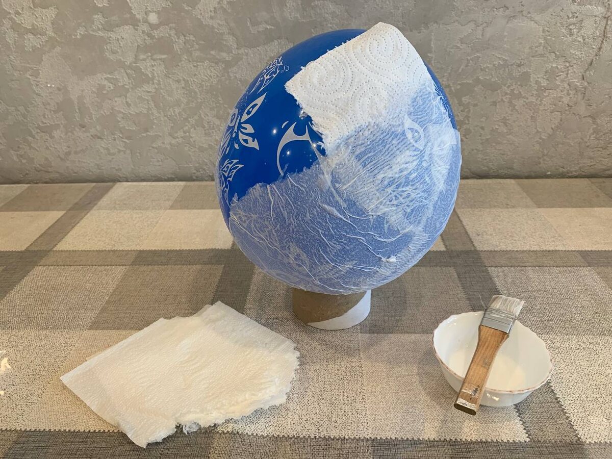 На надутый шарик приклейте несколько слоев бумажных салфеток