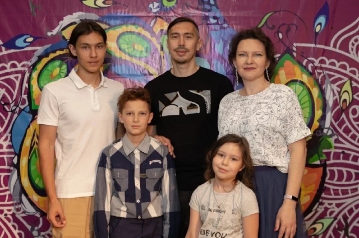    Секрет семейного счастья, по мнению Алины, заключается в умении разговаривать, обсуждать проблемы, проговаривать чувства