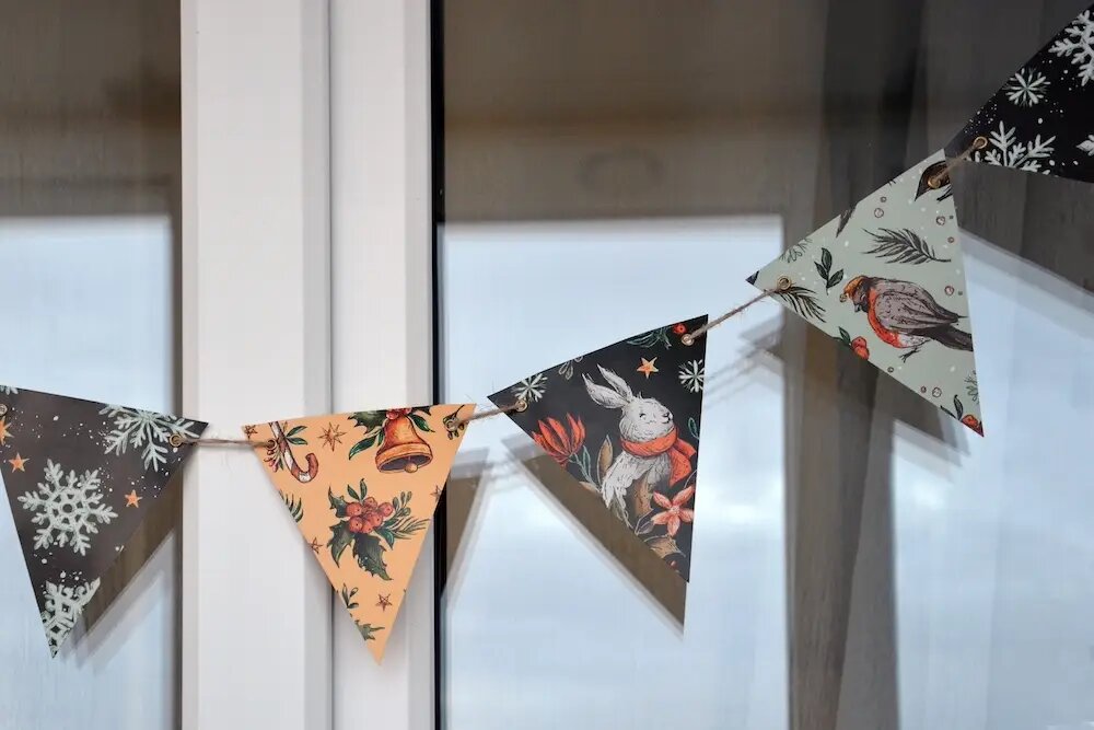  Украсить окно или стены в доме можно гирляндой из бумажных флажков   © "Интерфакс". Инна Басова