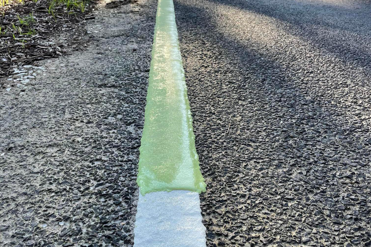 Солнечный свет поглощается в течение дня. Полученная энергия используется для освещения разметки в темное время суток.