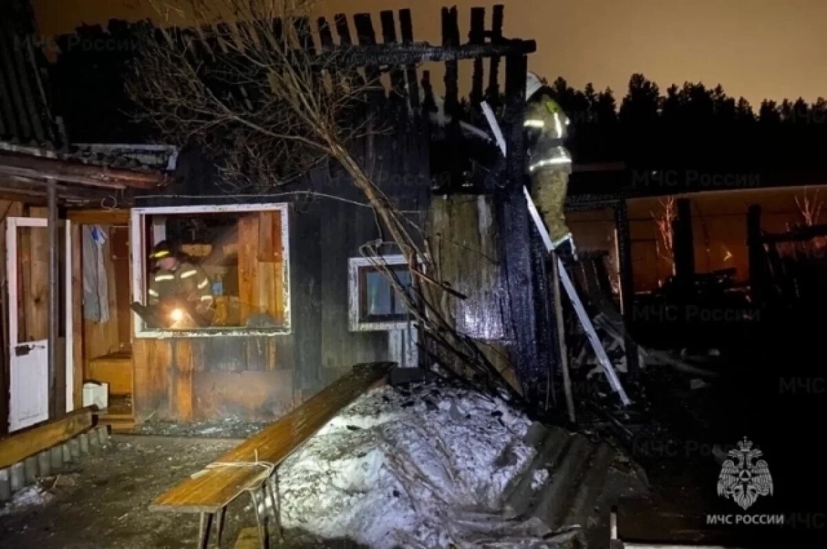    Два человека погибли в пожарах в Свердловской области за сутки