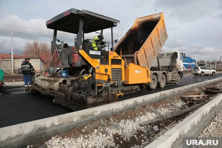Дорожное покрытие пришло в негодность еще до полного окончания работ. Фото: Максим Кимерлинг © URA.RU