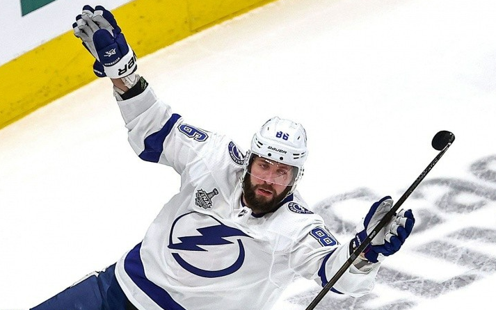 Никита Кучеров снова играет и забивает за "Тампу". Фото: НХЛ