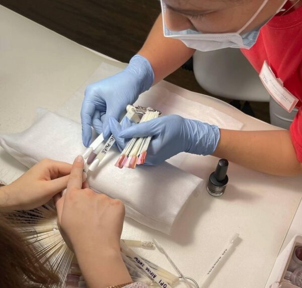 Маникюр — одна из самых распространенных услуг среди самозанятых