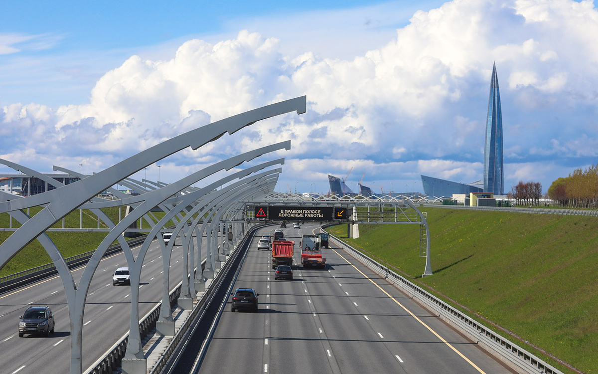 Роман Пименов / ТАСС📷Россия. Санкт-Петербург. Магистраль Западный скоростной диаметр. Справа: общественно-деловой комплекс «Лахта Центр»