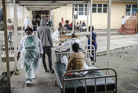    Пациенты ждут лечения в больнице Ндошо в Демократической Республике Конго