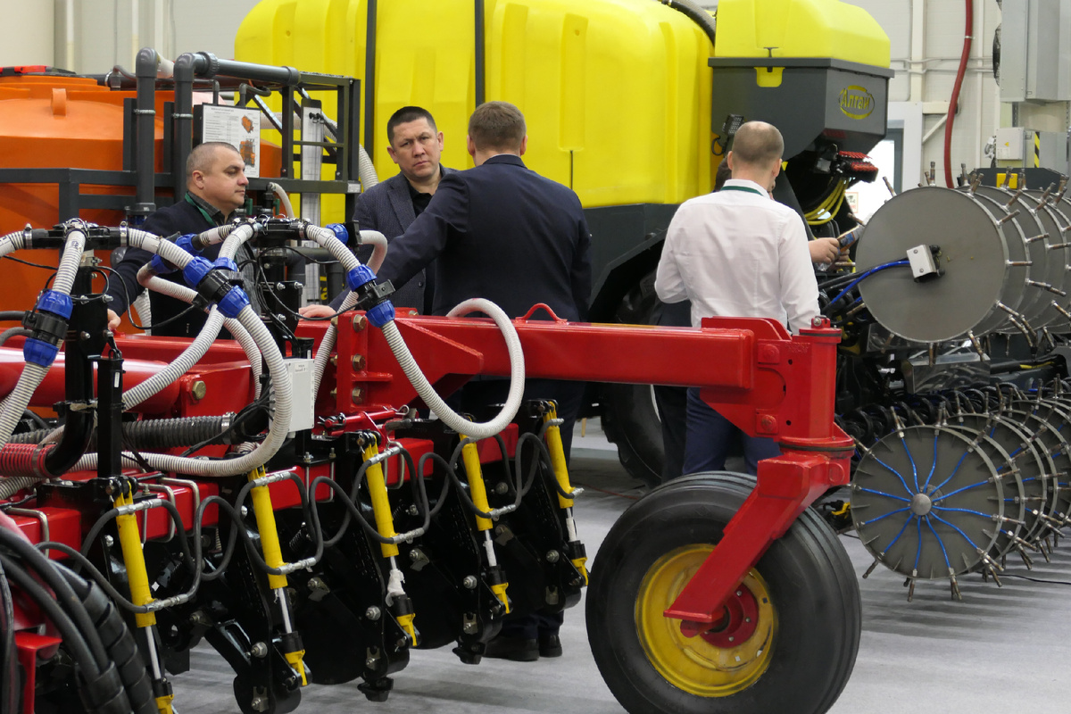 Дилерский Центр «Август-Агротехнологии» - один из ключевых поставщиков сельхозтехники агрофирмам «Август-Агро», при этом на долю сторонних сельхозпроизводителей приходится порядка 50% продаж. Сервисная служба предприятия оперативно ремонтирует технику, а с этого года обслуживает и зерносушильные комплексы.