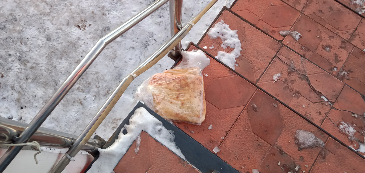 Хлеб на крыльце кафе.