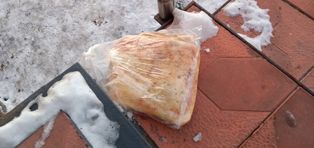 Хлеб исчез через сутки. Возможно его убрал продавец.