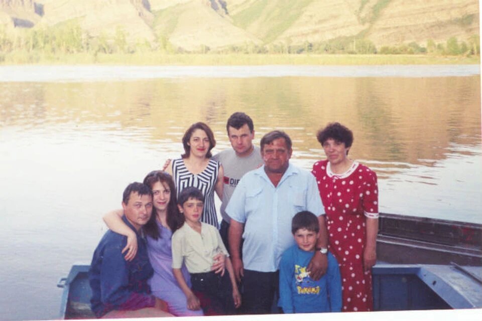На фото: Татьяна и Петр Иваншины (слева), Елена и Андрей Осиповы с детьми (в центре), Нина и Анатолий Гусевы (справа) - вся семье еще в сборе