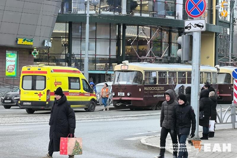    ЕАН. К одному трамваю подъехал автомобиль реанимации